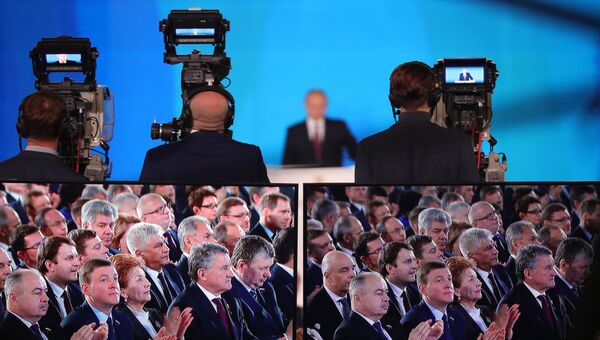Слушатели на экранах во время ежегодного послания президента Российской Федерации Федеральному Собранию в ЦВЗ Манеж. 1 марта 2018