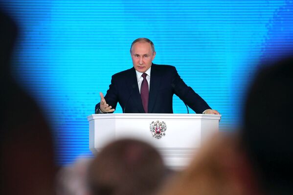 Президент РФ Владимир Путин выступает с ежегодным посланием Федеральному Собранию в ЦВЗ Манеж