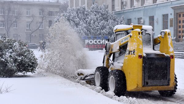 Уборка снега на площади Ленина в Симферополе. Архивное фото