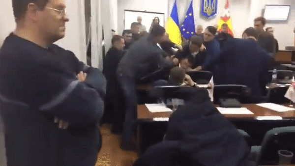 Украинские депутаты устроили массовую драку под флагом ЕС
