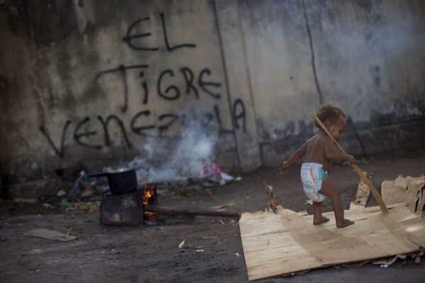 Ребенок играет в лагере беженцев недалеко от Боа-Виста, Бразилия
