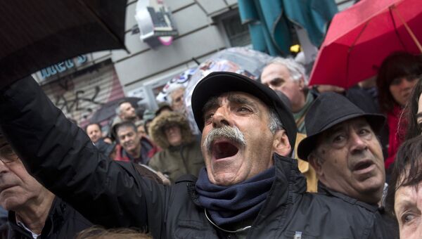 Пенсионеры на акции протеста в Мадриде, требующие увеличить пенсии, Испания. 1 марта 2018