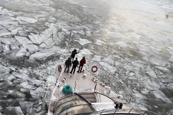 Пассажиры на палубе туристического катера плывут по Москве-реке. 26 февраля 2018 года