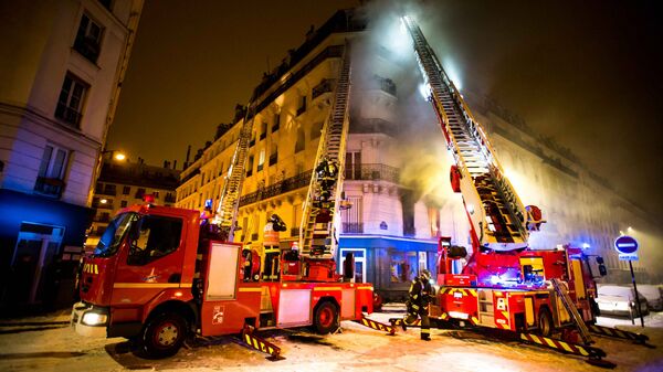 Сотрудники пожарной службы во время тушения пожара в XI округе Парижа. 1 марта 2018