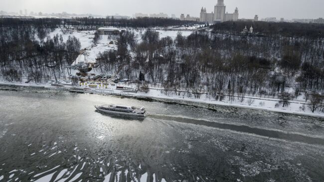 Прогулочное речное судно на Москве-реке. Архивное фото