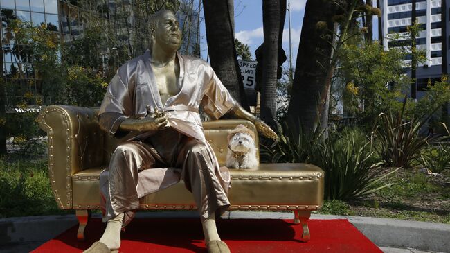 В Голливуде установили позолоченную статую Харви Вайнштейна
