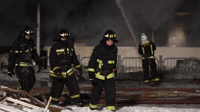 Сотрудники пожарной службы МЧС России во время тушения пожара