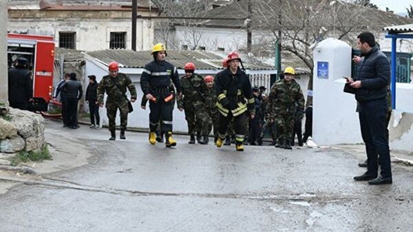Сотрудники службы спасения возле места пожара в наркодиспансере в Баку. 2 марта 2018