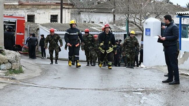 Сотрудники службы спасения возле места пожара в наркодиспансере в Баку. 2 марта 2018