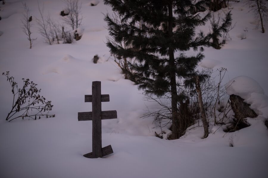 Крест на могиле отца Агафьи Лыковой – Карпа Осиповича Лыкова
