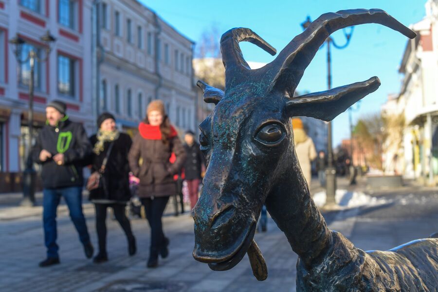 Памятник козе-дерезе на Большой Покровской в Нижнем Новгороде