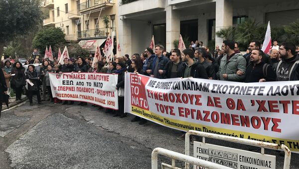 Митинг против НАТО прошел возле входа в здание генсекретариата печати во время выступления заместителя генерального секретаря НАТО Роуз Гетемюллер, Афины. 2 марта 2018