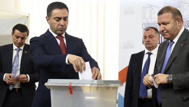 Депутаты Национального собрания Армении во время голосования на выборах президента республики. 2 марта 2018