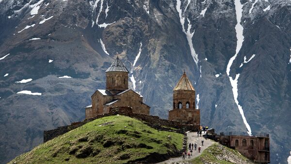 Троицкая церковь в поселке Гергети на склоне горы Казбек в Грузии. архивное фото