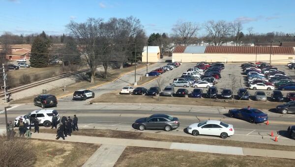 Сотрудники полиции на месте стрельбы в Центральном Мичиганском университете, США. 2 марта 2018