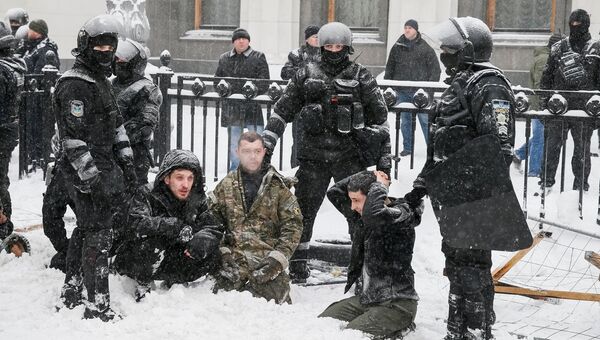Сотрудники полиции и протестующие в палаточном городке у Верховной рады в Киеве, Украина. 3 марта 2018