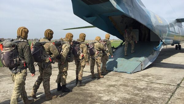 Украинские военнослужащие во время посадки в самолет. Архивное фото