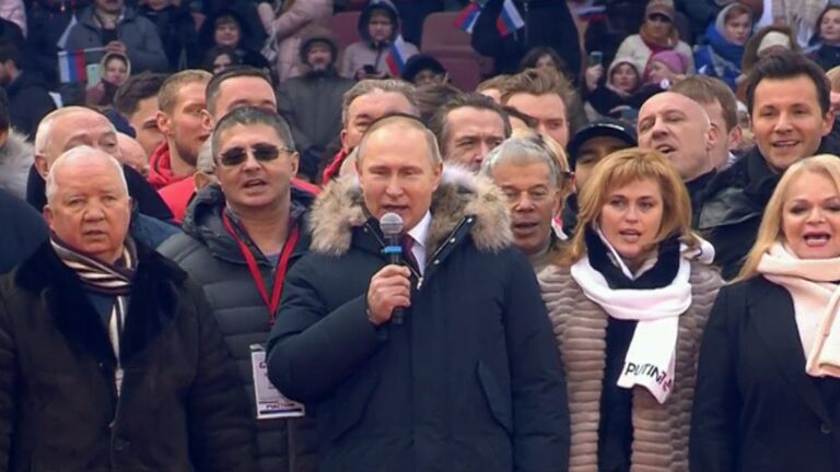 Владимир Путин спел гимн России на митинге сторонников в Лужниках Владимир Путин спел гимн России на митинге сторонников в Лужниках