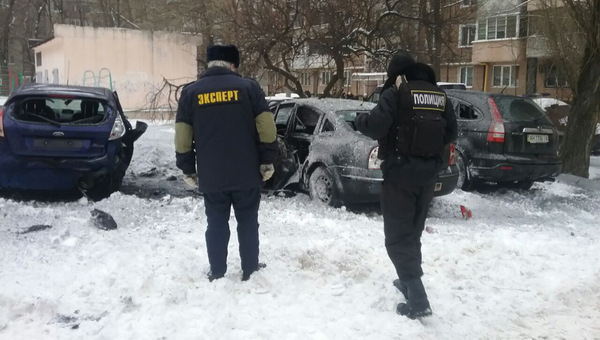 Сотрудники правоохранительных органов на месте взрыва в Донецке. 3 марта 2018