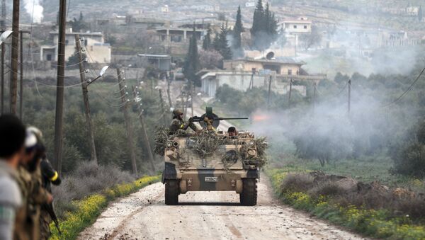 Бойцы поддерживаемой Турцией  Свободной армии Сирии, стреляют из танков в Раджо, Сирия. 3 марта 2018