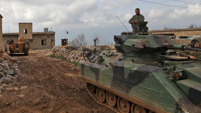 Турецкие танки и вертолеты продвигаются в провинции Алеппо в Сирии. Архивное фото