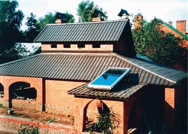 Солнечная водонагревательная установка на крыше дома