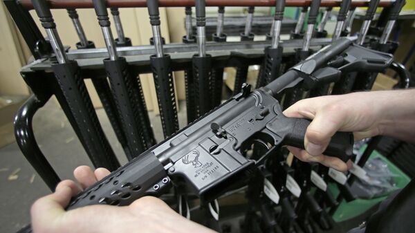 Поуавтоматическая штурмовая винтовка Colt AR-15 в одном из оружейных магазинов в США. Архивное фото