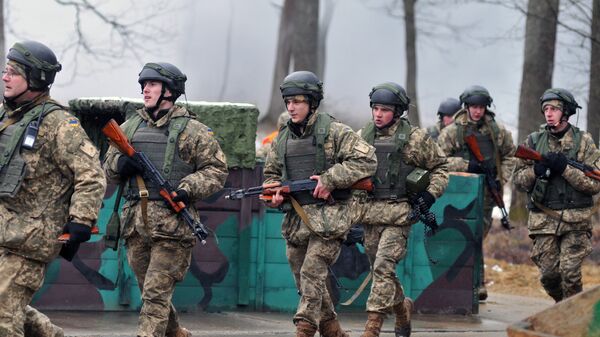 Украинские военнослужащие во время боевых учений 
