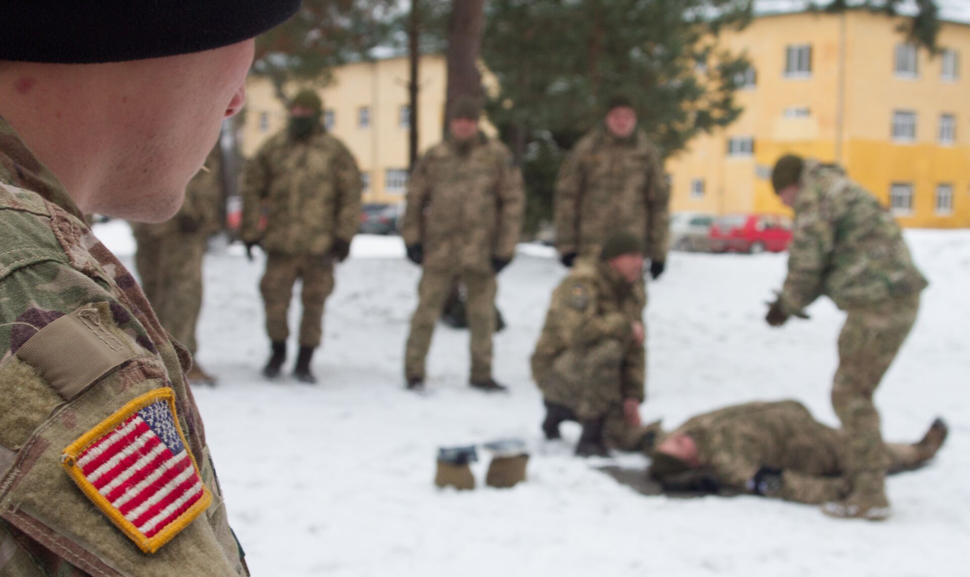 Американский военный наблюдает за тренировкой солдат ВСУ на Яворовском полигоне во Львовской области - РИА Новости, 1920, 05.04.2021