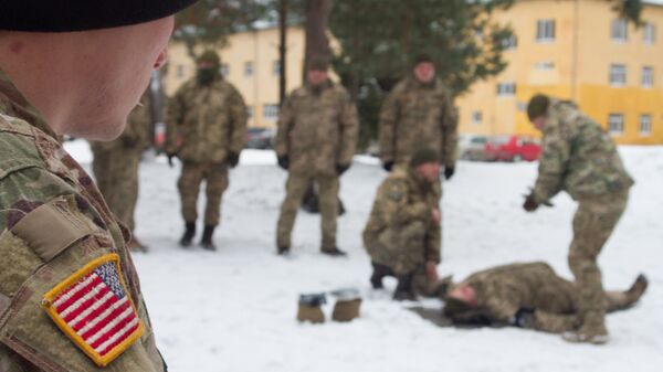Американский военный наблюдает за тренировкой солдат ВСУ на Яворовском полигоне во Львовской области