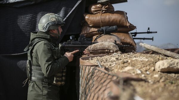 Военнослужащий турецкой армии на боевой позиции в Сирии