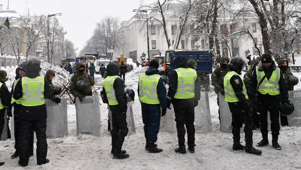 Полицейские задерживают протестующих в палаточном городке у Верховной Рады в Киеве. 3 марта 2018