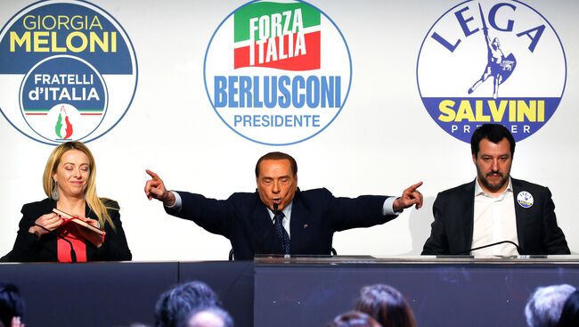 Главы правых партий Джорджиа Мелони, Сильвио Берлускони и Маттео Сальвини во время митинга в Риме, Италия. 1 марта 2018