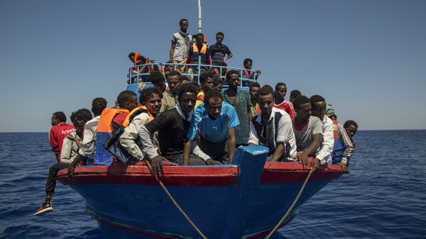 Мигранты из Ливии ждут спасения силами итальянских кораблей