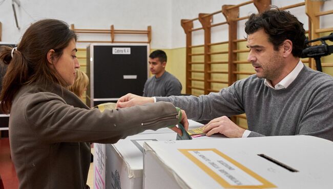 Избиратели голосуют на избирательном участке Рима во время парламентских выборов в Италии.05.03.18