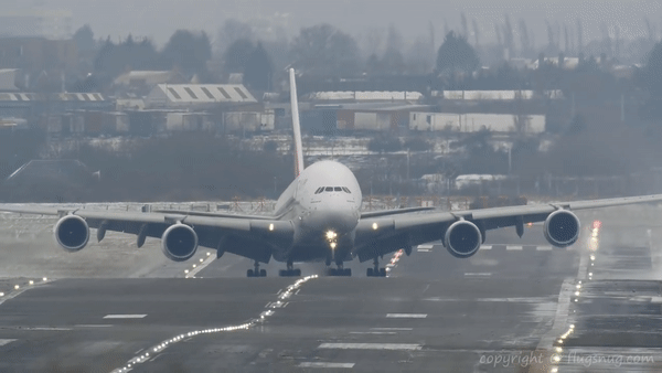 Посадка А380 в Бирмингеме в шторм
