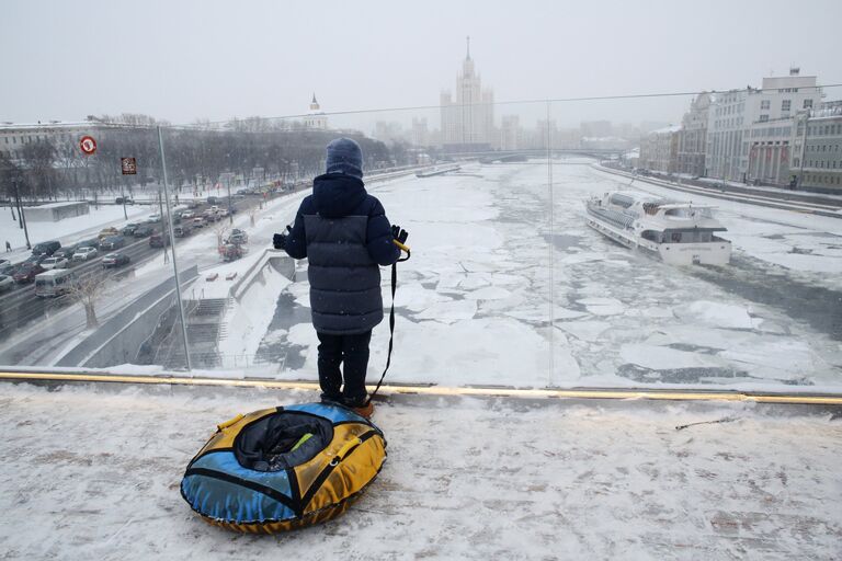 Молодой человек на Парящем мосту парка Зарядье в Москве