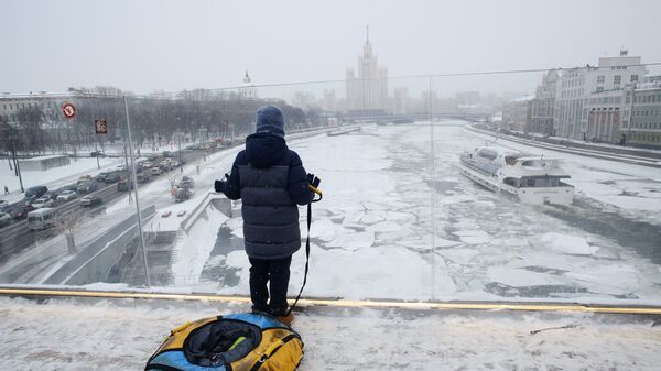 Молодой человек на Парящем мосту парка Зарядье в Москве