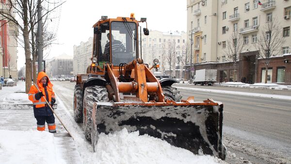 Сотрудники коммунальных служб убирают последствия снегопада на Тверской улице в Москве. Архивное фото
