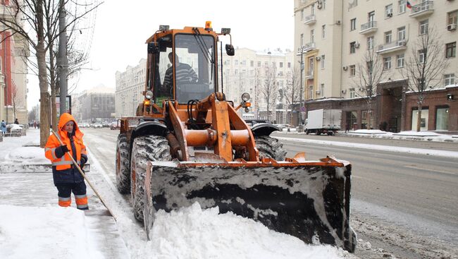 Сотрудники коммунальных служб убирают последствия снегопада на Тверской улице в Москве