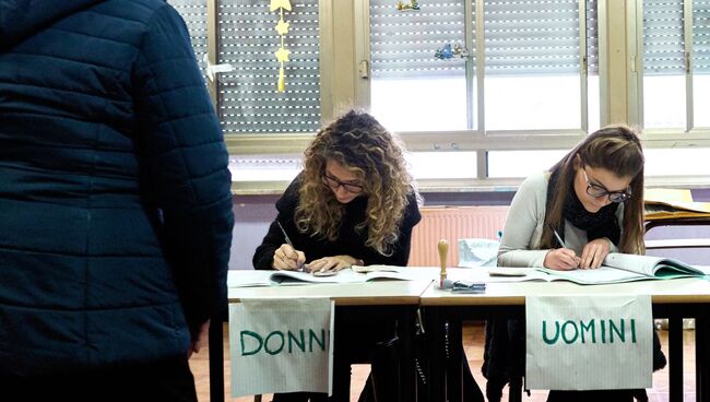 На одном из избирательных участков Рима во время парламентских выборов в Италии.