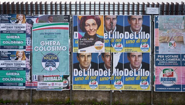 Предвыборные агитационные плакаты лидеров партий и движений, участвующих в парламентских выборах в Италии. Архивное фото