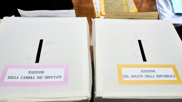Две урны для голосования двумя разными бюллетенями, для Палаты депутатов и Сената, на избирательном участке Рима во время парламентских выборов в Италии
