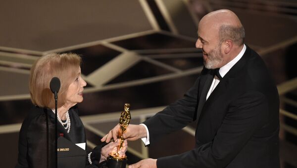 Эва Мари Сейнт получает премию Оскар за лучший дизайн костюмов, фильм Призрачная нить. 05.03.2015