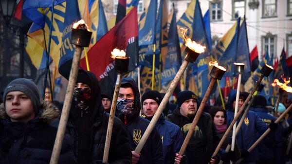 Участники факельного шествия активистов праворадикальных организаций во Львове