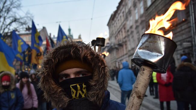 Участник факельного шествия активистов праворадикальных организаций во Львове. Архивное фото