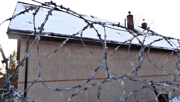 Реабилитационный центр Ключи обнесен высоким забором с колючей проволокой