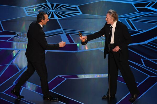 Александр Десплат и Кристофер Уокен на церемонии вручения премии Оскар
