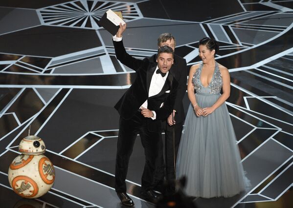 Оскар Айзекс, Марк Хэмилл и Келли Мари Тран на церемонии вручения премии Оскар