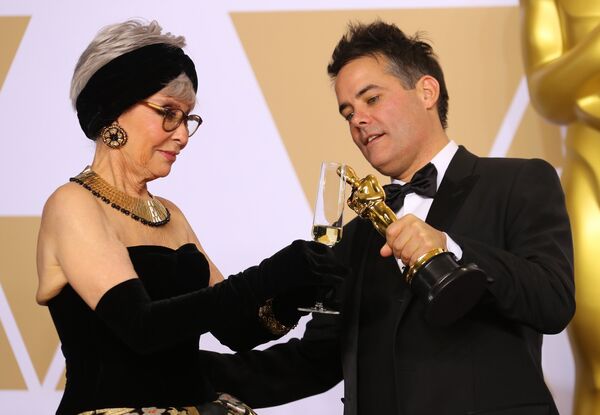 Рита Морено и Себастьян Лелио на церемонии вручения премии Оскар